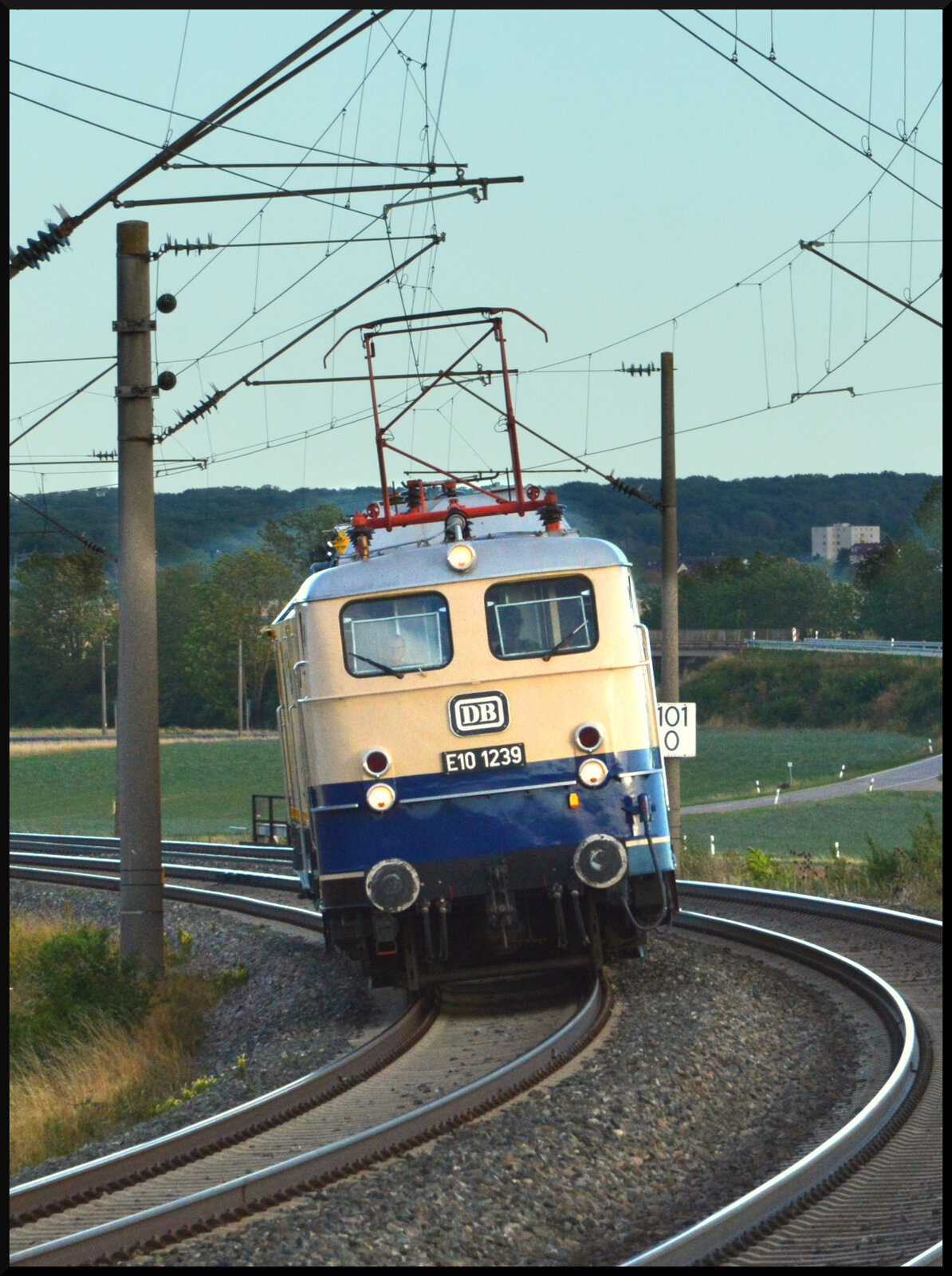MZ Eisenbahndienstleistungen E10 1239 (110 239) bef�rderte am 04.09.2026 einen Oberleitungsrevisionswagen (Hersteller: HARSCO, 99 80 9136 017-7 D-DB Netzinstandhaltung) von M�nchen-Milbertshofen nach Aschaffenburg und als bei Gollhofen der Kameraausl�ser bet�tigt wurde.

