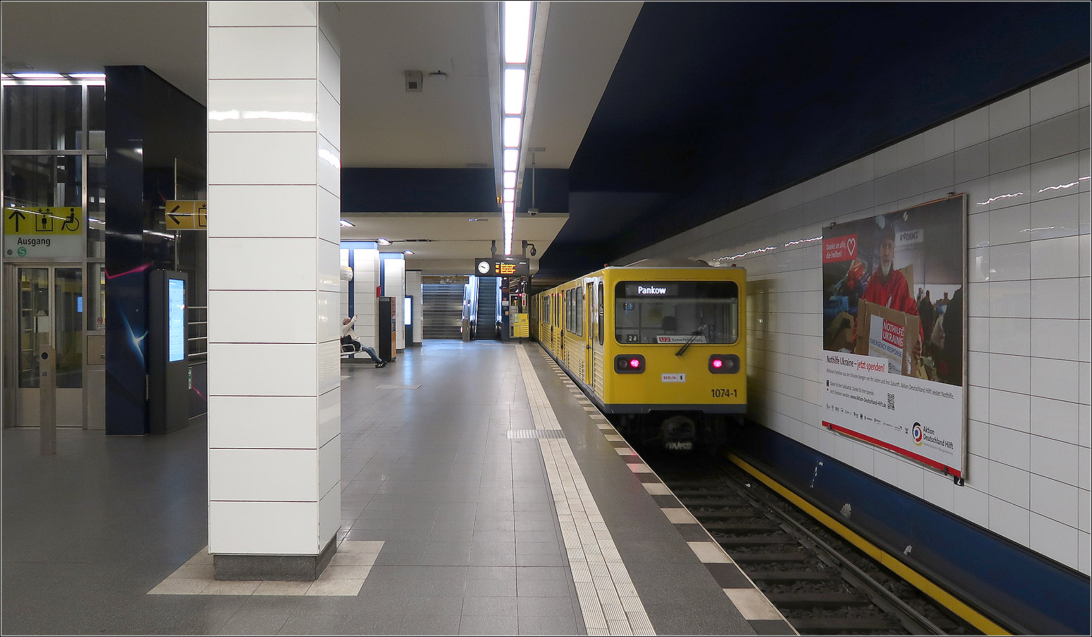 Nach 70 Jahren Wartezeit - 

... ging am 16.September 2000 die kurze Verlängerung der U2 von der seit 1930 bestehenden Staion Vinatastraße zum S-Bahnhof Pankow nach drei Jahren Bauzeit in Betrieb. In den 1930iger Jahren verhinderte die Weltwirtschaftskrise den Weiterbau der Strecke. 

Im Bild ein Zug der G-Reihe (LEW Henningsdorf), eine DDR-Entwicklung der 1970iger Jahre. Solche Wagen wurden von von 1983 bis 1985 an Athen für den Betrieb der heutigen Metrolinie 1 ausgeliehen. Diese gingen wieder nach Berlin zurück und wurden 1997 nach Nordkorea verkauft für die Metro in Pjöngjang.
Athen bestellte für ihre Linie eine weiterentwickelte Version, die als GIII bezeichnet wird bei MAN/LEW Henningsdorf. Ein deutsch/deutsche Gemeinschaftsentwicklung also.

14.07.2023 (M)

