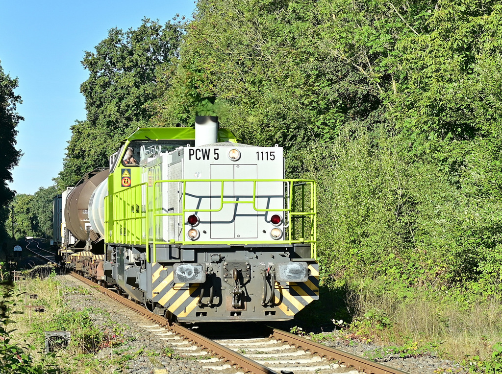 Nach dem die 1275 023-0 alias PCW 5 ihre Fracht im PCW abgeliefert hatte kam sie hier mit zwei Kesselwagen und einem Tragwagen samt Containern nun wieder in Richtung Rheydt Gbf gefahren. Wegberg den 22.9.2022