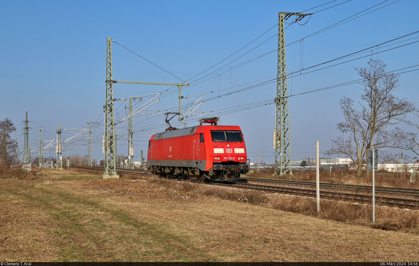 Nach dem letzten GDL-Streik rollen die Loks in Halle (Saale) wieder tüchtig. Den Reigen eröffnet 152 102-0 (Siemens ES64F) oberhalb der Leipziger Chaussee (B 6) Richtung Abzweig Halle Thüringer Bahn.

🧰 DB Cargo
🕓 8.3.2024 | 14:56 Uhr