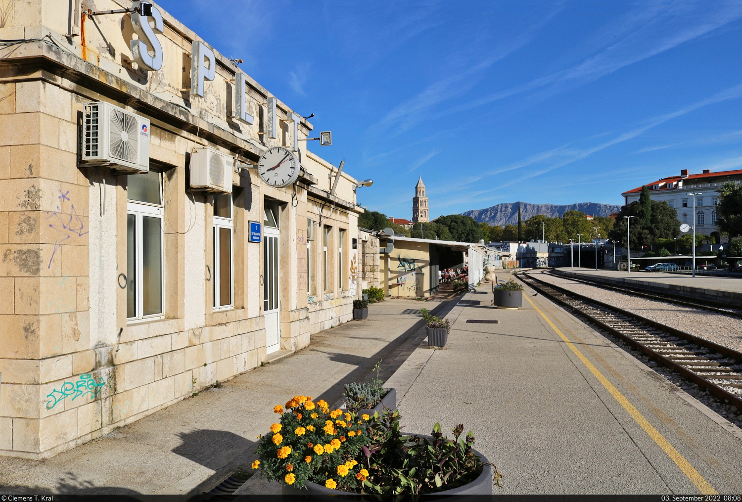 Nach einem Tag Auszeit sollte es auf Bahn-Tour vor die Tore der Hafenstadt Split (HR) gehen, um mehrere Güter- und Nachtzüge zu fotografieren. Direkt am frühen Morgen war der Plan aber wieder hinfällig, denn die Fähre von Supetar (HR) war so spät, dass der Regionalzug Richtung Prgomet (HR) ohne mich abfuhr. Also blieb noch genug Zeit, um die Pläne umzuwerfen und sich am Bahnhof Split umzusehen, der trotz seiner alten Anlagen noch relativ gut in Schuss gehalten wird.

🕓 3.9.2022 | 8:08 Uhr