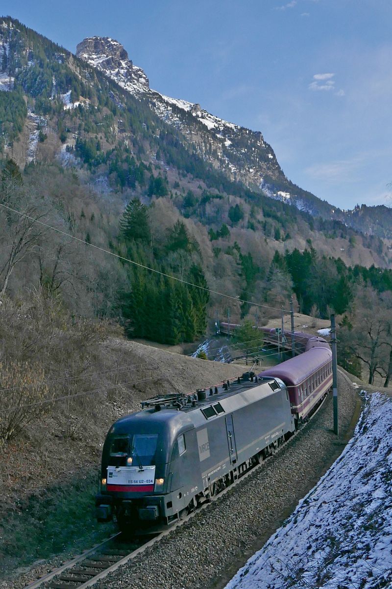 Nach gut 17-stndiger Fahrt hat ES 64 U2 - 034 mit dem 'Schnee-Express'-Sonderzug von Hamburg nach Bludenz das Ziel fast erreicht (Braz, 27.02.2016).