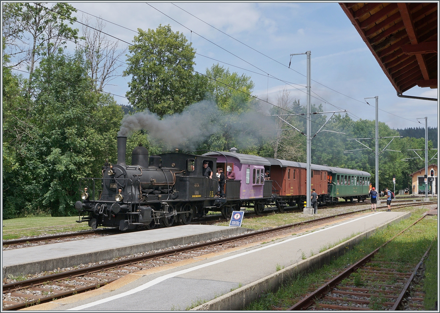 Nach der Kreuzung der beiden SBB RABe 523 S4 Züge ist der Bahnhof von Le Pont frei und die die E 3/3 8494  Tigerli  (UIC 90 85 0008 494-6) wird mit ihrem Zug die Nachmittagsfahrt nach Le Brassus bereitgestellt. 

23. Juli 2023