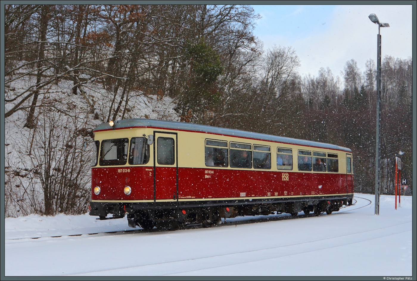 Nach kurzem Halt im Bahnhof Mägdesprung rollt 187 013-8 am 04.01.2026 weiter durch verschneite Selketal. 