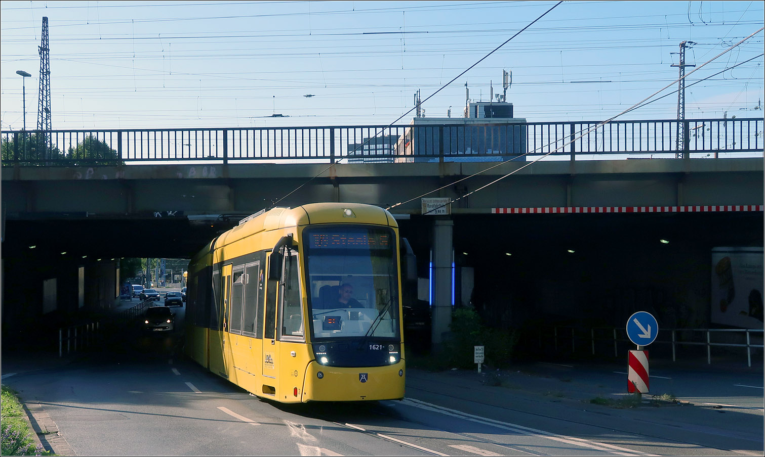Nach Unterfahrung der Bahnbrücke - 

... an der Steeler Straße in Essen erreicht Bombardier Flexity M8D-NF2 1621 wieder das Sonnenlicht auf ihrer Fahrt zum S-Bahnhof Steele.

23.08.2023 (M)