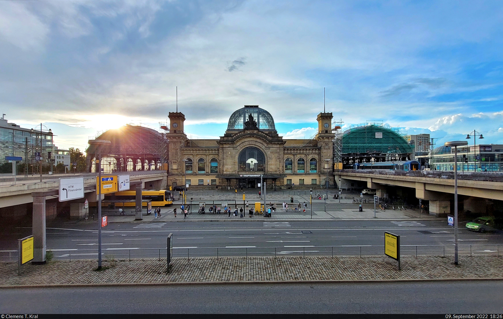 Nach vielen Regenstunden und einigen Querelen mit dem EC 172 erhebt sich die Abendsonne über den Dresdner Hauptbahnhof. Die Etappe von Wien (A) in die Heimat verlief leider nicht so störungsfrei wie alle anderen Zugfahrten in Südosteuropa. Am Ende war ich zwei Stunden später da als geplant und hatte, wie inzwischen gewohnt, eine Rückerstattung bei der DB beantragt.
<a href= https://www.bahnbilder.de/bild/deutschland~sonstiges~bahnschilder-werbeplakate-und-ahnliches/1323742/beginn-einer-reise-gen-tschechien-vorher.html  target= _blank >Auf diesem Bild aus Dresden-Neustadt</a> geht es zurück an den Anfang der Reise.

🕓 9.9.2022 | 18:26 Uhr