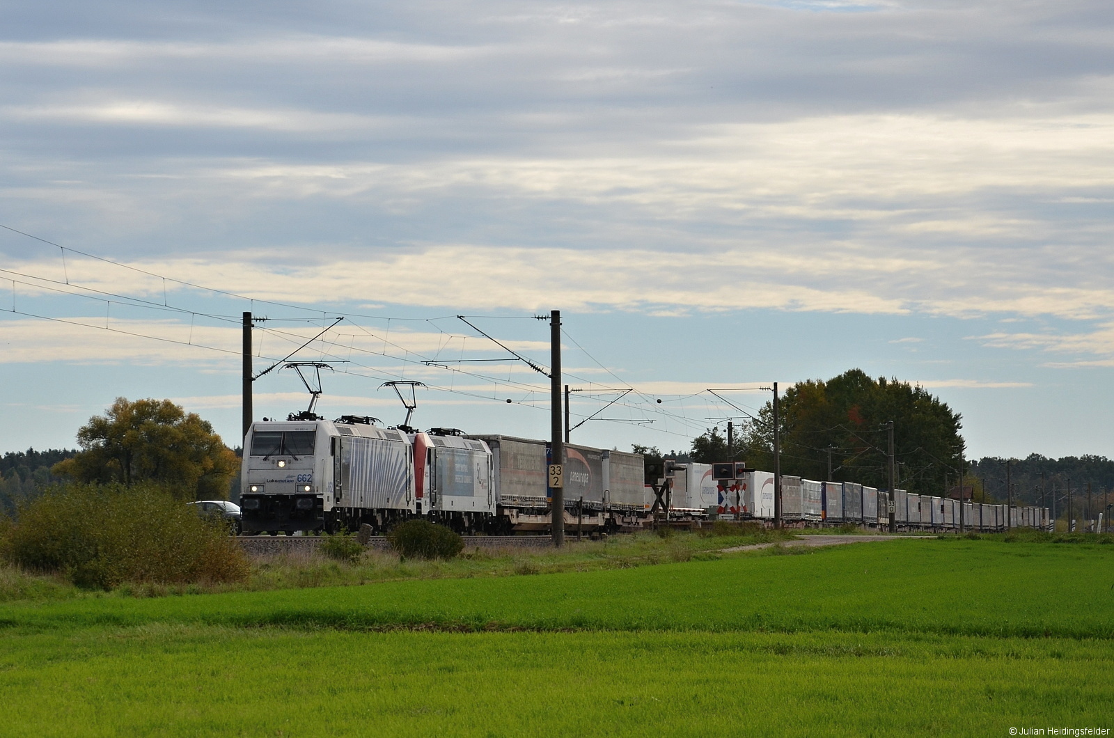 Nachdem mir der letzte Versuch misslungen ist die Lok zwischen die Büsche zu packen, musste ich es am Sonntag unbedingt nochmal versuchen. Dies ist das Ergebnis. Lokomotion 185 662-4 und 185 665-7  50 Jahre Kombiverkehr  ziehen ihren KLV Zug in Richtung Ansbach. 16.10.2022
