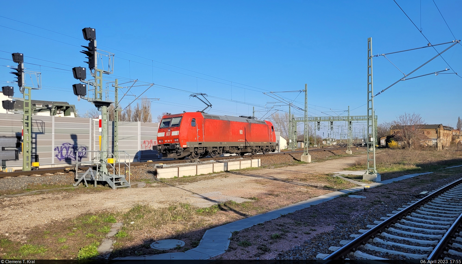Nachschau auf die allein in südliche Richtung fahrende 185 181-5 am Bahnsteig 12/13 von Halle(Saale)Hbf.

🧰 DB Cargo
🕓 6.4.2023 | 17:55 Uhr