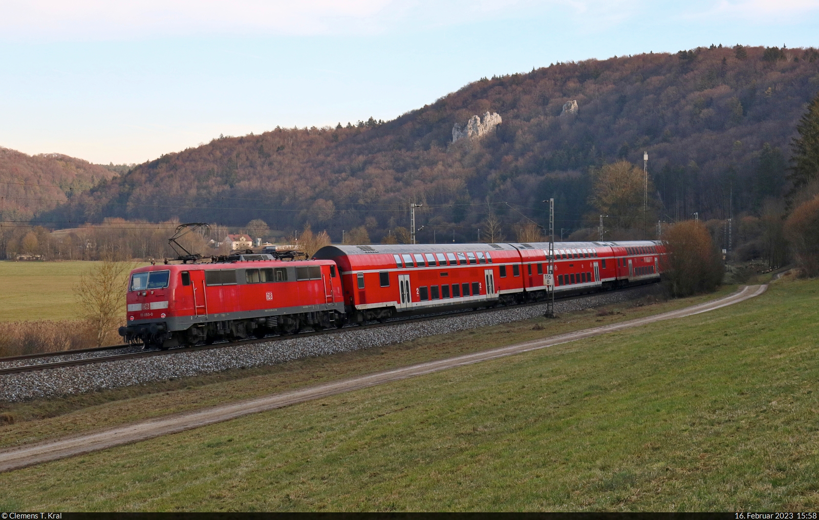 Nachschuss auf 111 055-0, die gerade aus Dollnstein gefahren ist und sich auf Eichstätt Bahnhof zubewegt.

🧰 DB Regio Bayern
🚝 RB 59157 (RB16) Treuchtlingen–München Hbf [+5]
🕓 16.2.2023 | 15:58 Uhr