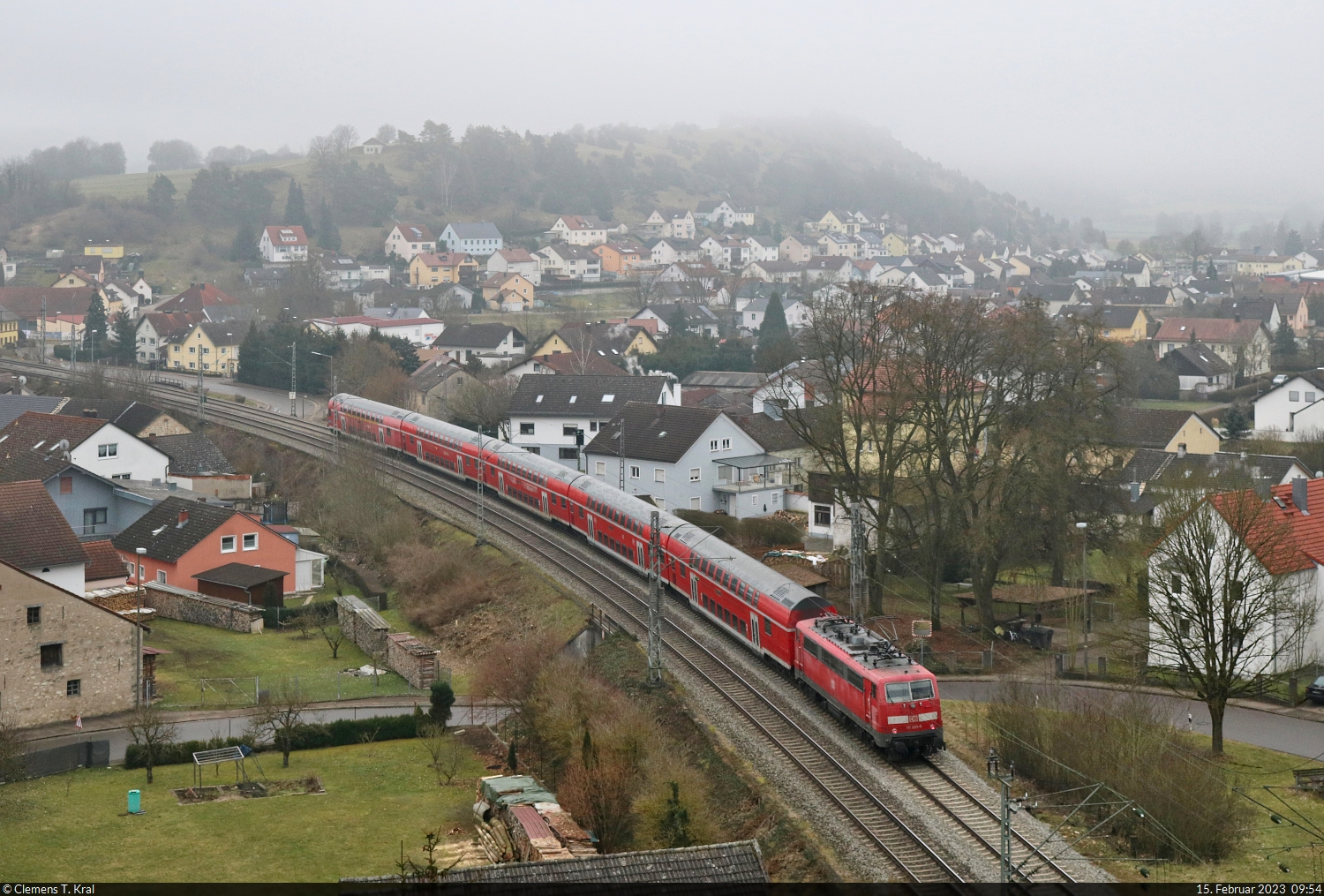 Nachschuss auf 111 055-0, die ihre fünf Dostos in Dollnstein hinein schiebt und vom Stupberg aufgenommen wurde.

🧰 DB Regio Bayern
🚝 RB 59147 (RB16) Treuchtlingen–München Hbf
🕓 15.2.2023 | 9:54 Uhr

[11000. Foto]