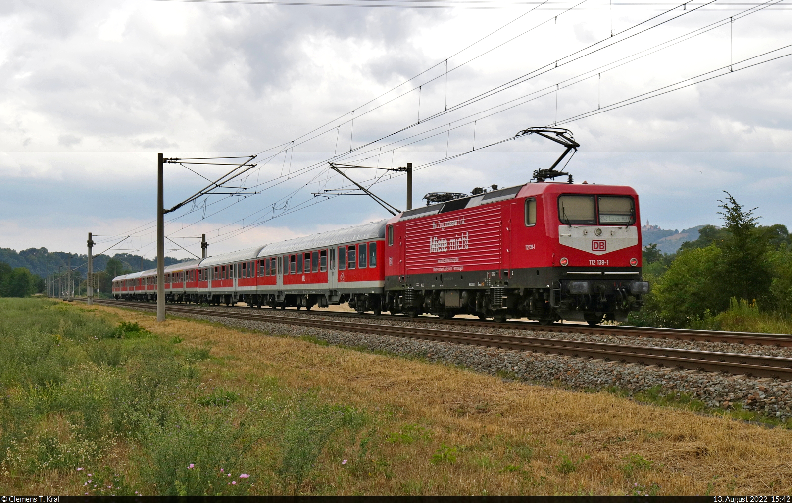 Nachschuss auf 112 139-1, die sechs n- und y-Wagen zwischen Orlamünde und Großeutersdorf schiebt.

🧰 DB Gebrauchtzug (DB Regio Südost), vermietet an die Wedler Franz Logistik GmbH & Co. KG (WFL) für den Franken-Thüringen-Express (FTX | DB Regio Bayern)
🚝 RE 80283 (RE42) Nürnberg Hbf–Leipzig Hbf
🕓 13.8.2022 | 15:42 Uhr