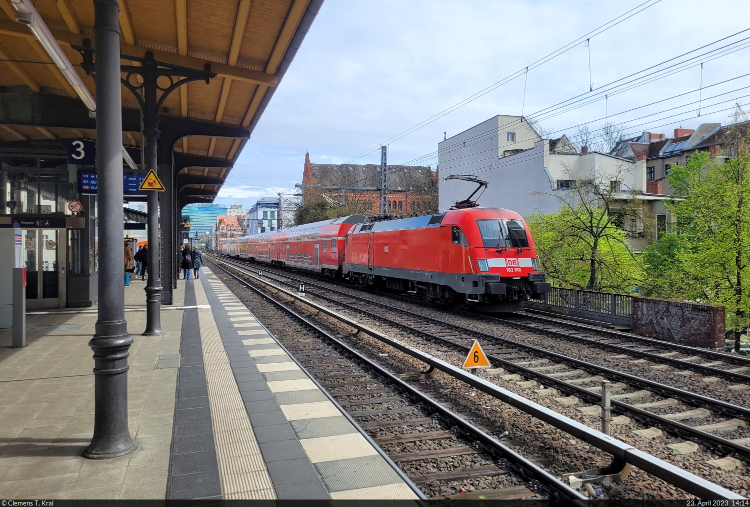 Nachschuss auf 182 010-9 (Siemens ES64U2), die den S-Bahn-Haltepunkt Berlin Savignyplatz passiert.

🧰 DB Regio Nordost
🚝 RB 18159 (RB23) Berlin-Charlottenburg–Flughafen BER - Terminal 1-2 [+5]
🕓 23.4.2023 | 14:14 Uhr