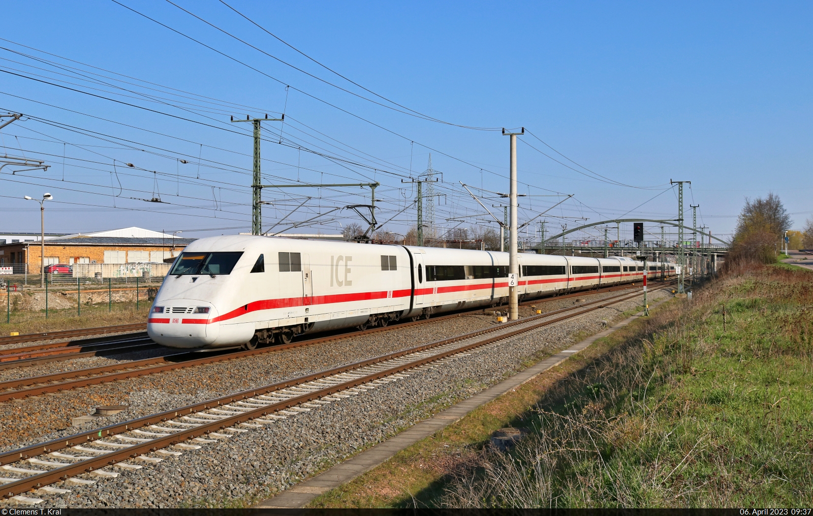 Nachschuss auf 401 511-1 (ex Tz 111  Nürnberg ) in Halle-Ammendorf, Eisenbahnstraße. Dieser Triebkopf verunglückte am 26.4.2008 bei dem berühmten Unfall im Landrückentunnel.

🧰 DB Fernverkehr
🚝 ICE 774 (Linie 22) Stuttgart Hbf–Hamburg-Altona
🕓 6.4.2023 | 9:37 Uhr
