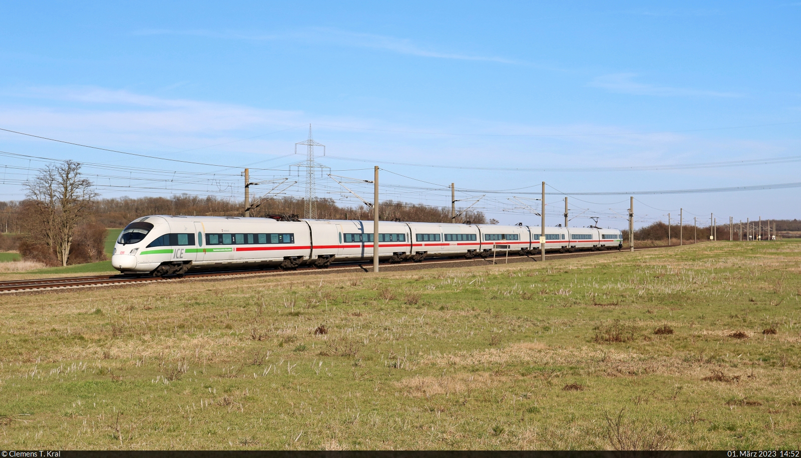 Nachschuss auf 411 057-3 (Tz 1157  Innsbruck ) bei Hohenthurm.

🧰 DB Fernverkehr
🚝 ICE 1004 (Linie 29) Coburg–Hamburg-Altona
🕓 1.3.2023 | 14:52 Uhr
