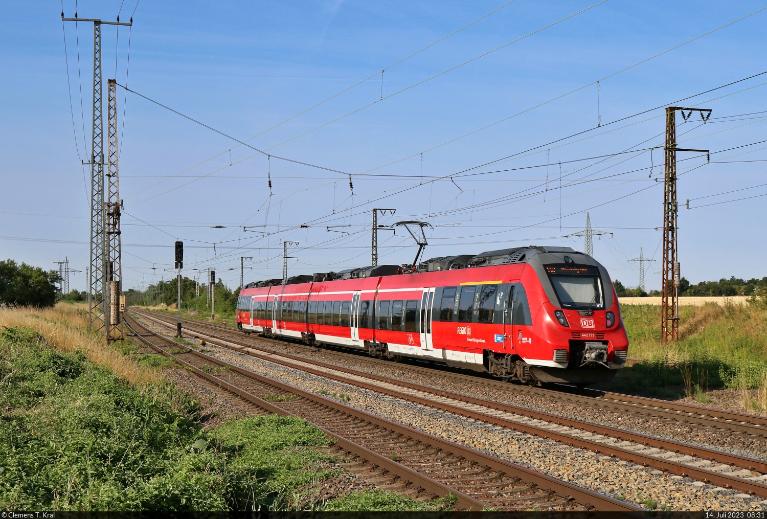 Nachschuss auf 442 777 (Bombardier Talent 2) in Großkorbetha.

🧰 Franken-Thüringen-Express (FTX | DB Regio Bayern)
🚝 RE 4985 (RE42) Leipzig Hbf–Nürnberg Hbf
🕓 14.7.2023 | 8:31 Uhr