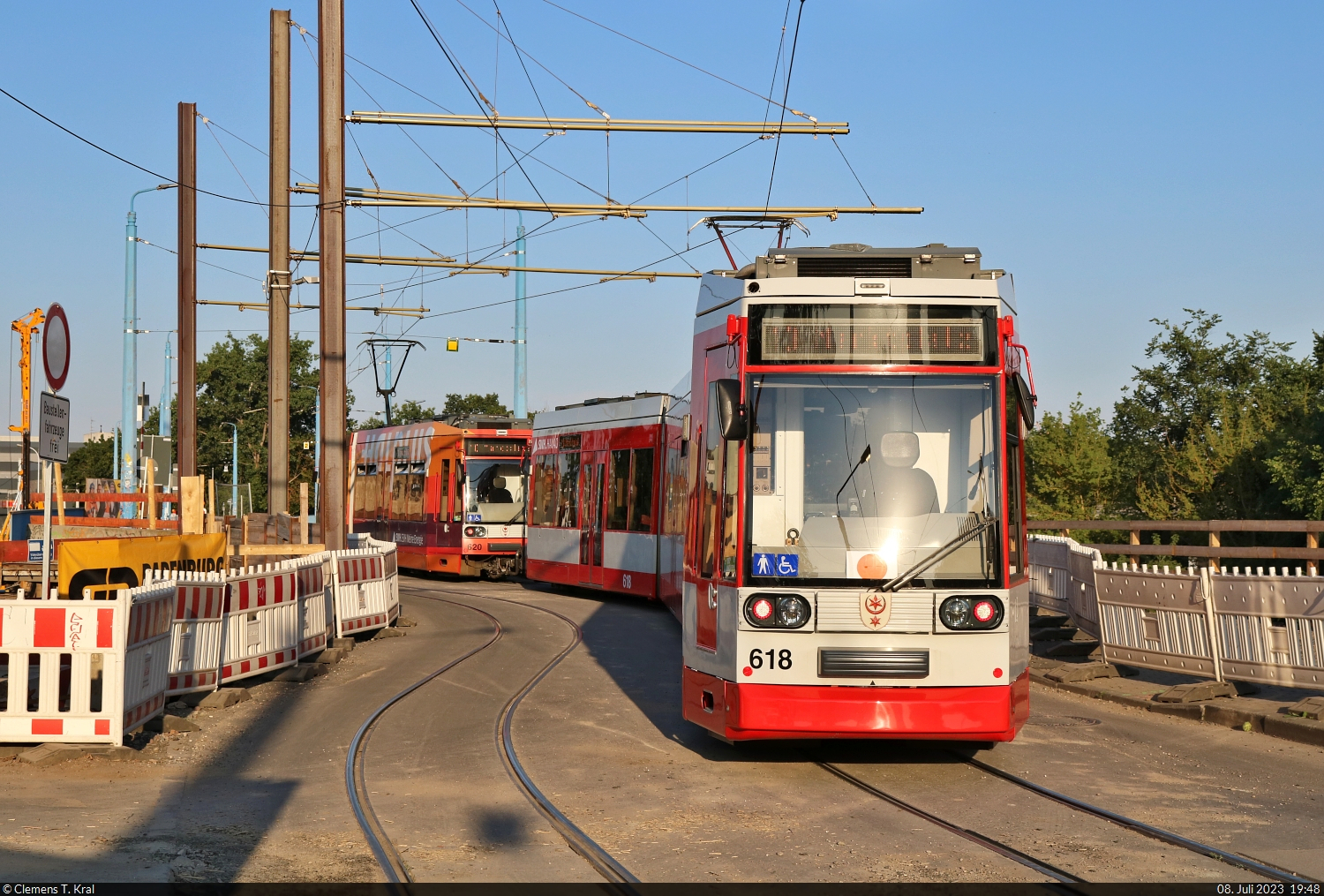 Nachschuss auf Duewag/Siemens MGT6D, Wagen 618 und 620, die sich um die Brückenbaustelle in der Mansfelder Straße in Halle (Saale) herumschlängeln.

🧰 Hallesche Verkehrs-AG (HAVAG)
🚋 Linie 10 Soltauer Straße–Marktplatz
🕓 8.7.2023 | 19:48 Uhr