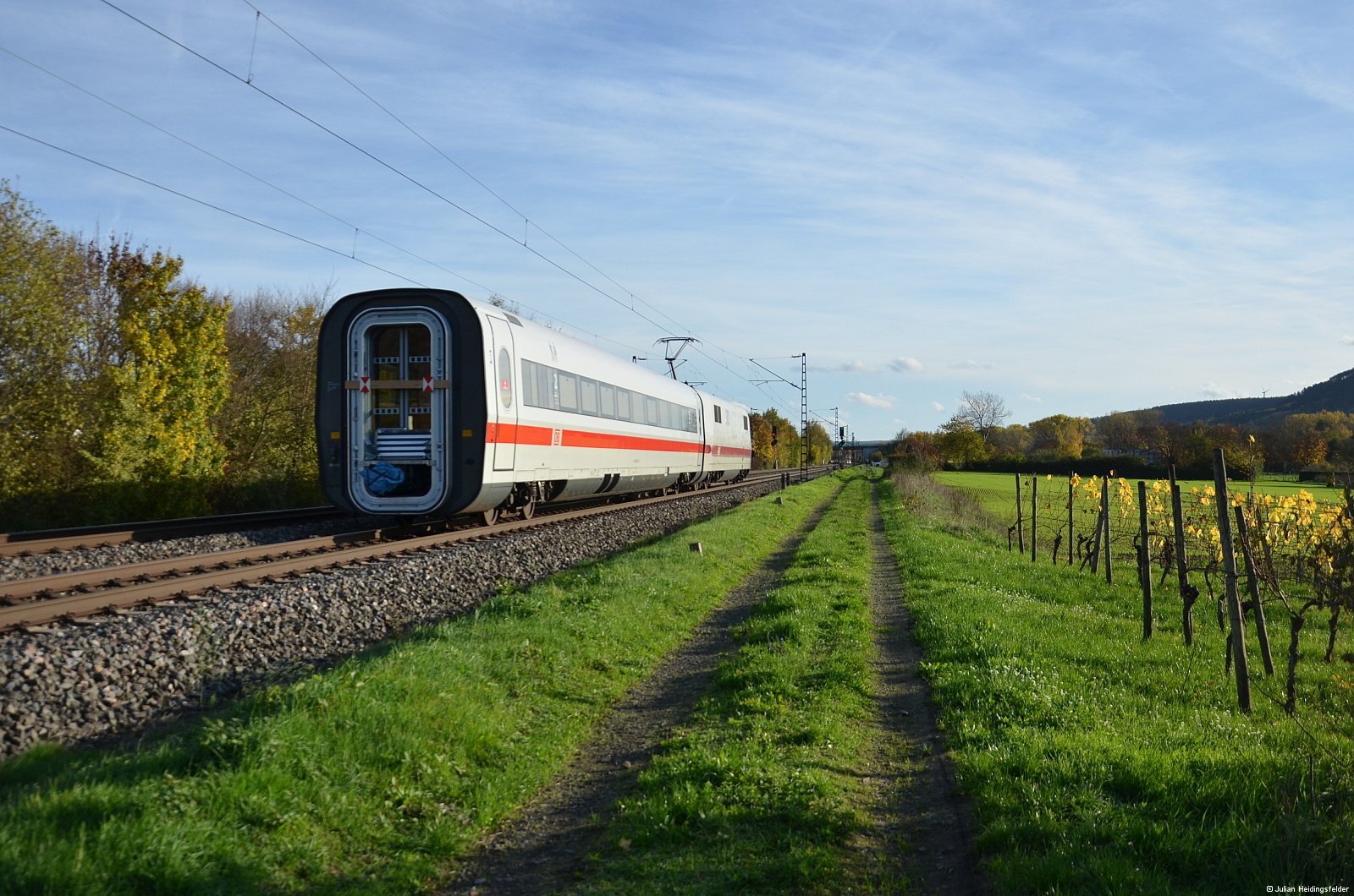 Nachschuss auf den kürzesten ICE an diesem Tag. DB Fernverkehr 401 586-3 und ein 2.Klasse Mittelwagen sind auf dem Weg nach Würzburg. Aufgenommen am 01.11.2022 bei Thüngersheim