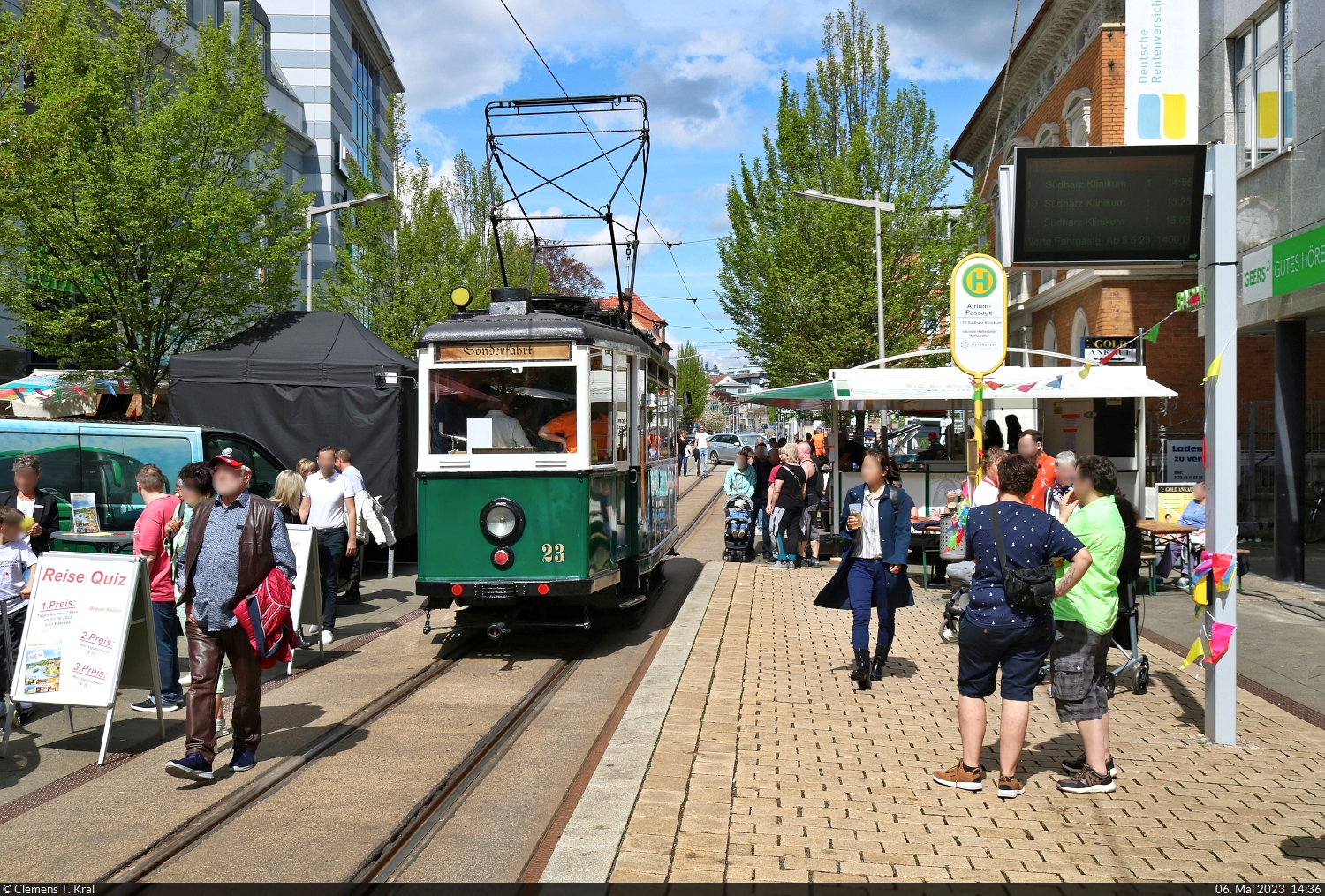 Nachschuss auf Straßenbahn-Triebwagen 23 (Wismar T2) in der belebten Bahnhofstraße von Nordhausen. Anlass war das Bahnhofsfest.

🧰 Stadtwerke Nordhausen (SWN)
🕓 6.5.2023 | 14:36 Uhr