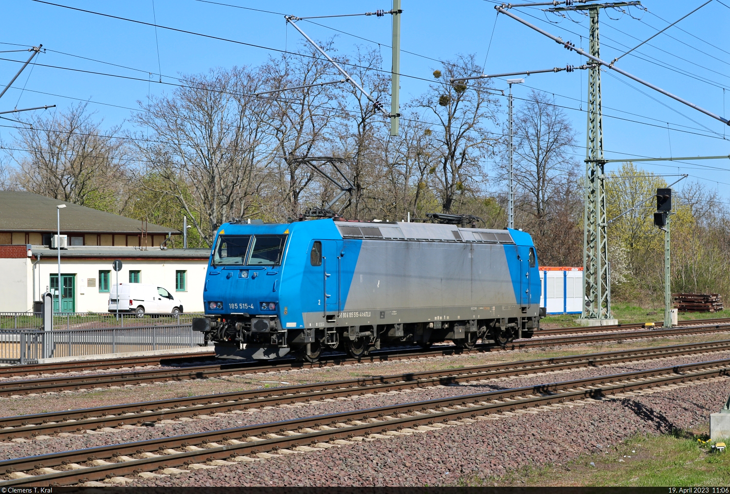 Nachschuss vom Bahnsteig 7/8 in Magdeburg Hbf auf 185 515-4, die als Tfzf Richtung Magdeburg-Neustadt davonfährt.

🧰 Alpha Trains Belgium NV/SA, vermietet an Railtraxx NV
🕓 19.4.2023 | 11:06 Uhr