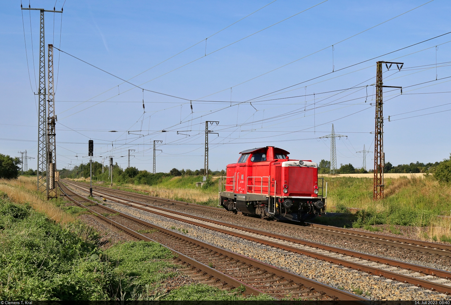 Nachschuss in Großkorbetha auf die als Tfzf Richtung Weißenfels fahrende 212 310-7 (DB V 100 2310).

🧰 DB Fahrwegdienste GmbH (DB Netz AG)
🕓 14.7.2023 | 8:40 Uhr