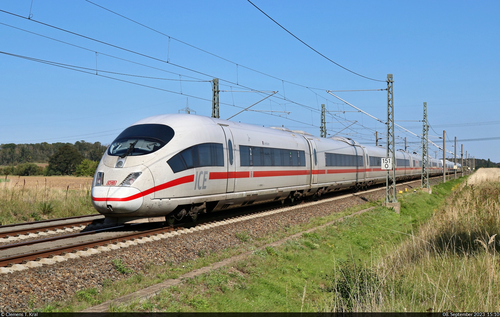 Nachschuss in Hohenthurm auf 403 055-7 (Tz 355  Tuttlingen ) und 403 559-8 (Tz 359  Leverkusen ).

🧰 DB Fernverkehr
🚝 ICE 1004 (Linie 29) München Hbf–Hamburg-Altona
🕓 8.9.2023 | 14:48 Uhr