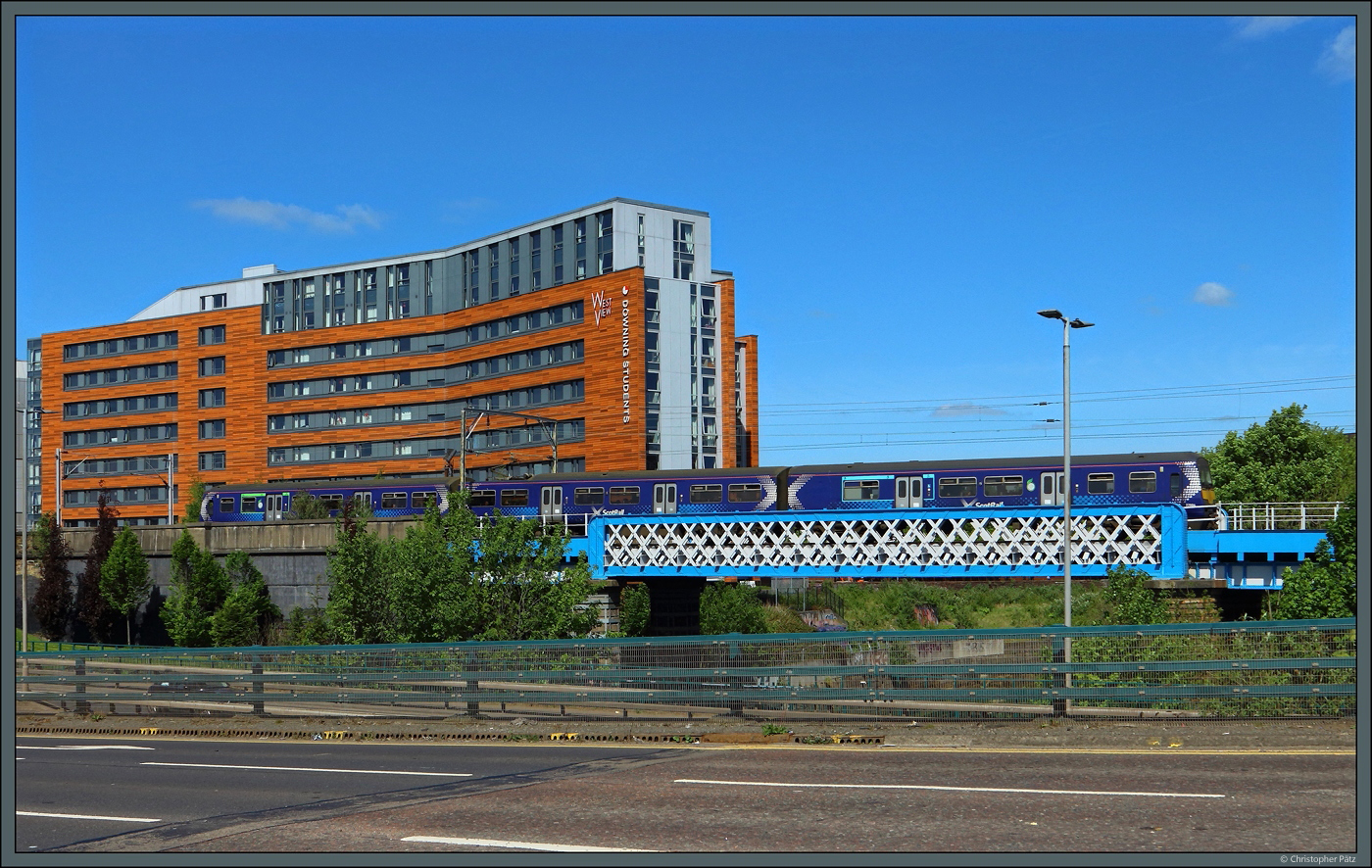 Nahe der Station Partick im Westen Glasgows überquert 320 306 der ScotRail auf einer alten Stahlbrücke den Fluss Kelvin. (06.05.2025)