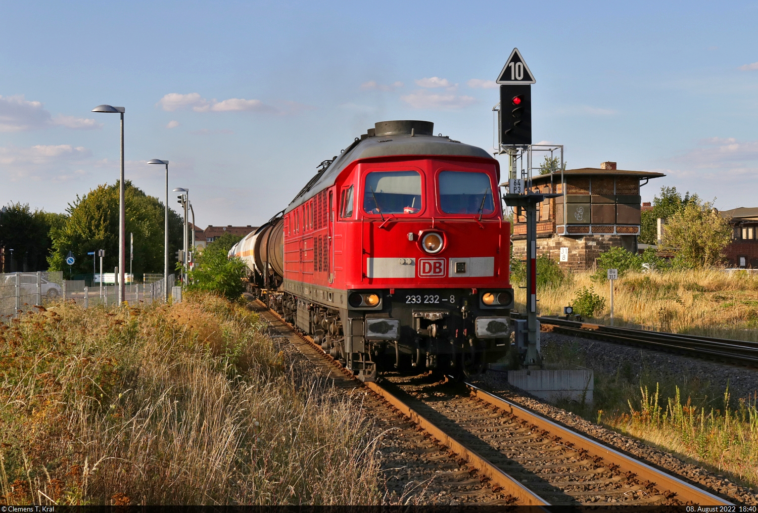 Nahgüterzug von Baalberge nach Magdeburg-Rothensee mit 233 232-8 (232 232-9 | 132 232-0) durchfährt als Umleiter den Bahnhof Güsten auf Gleis 3 Richtung Aschersleben.
Aufgenommen vom Bahnsteigende.

🧰 DB Cargo
🕓 8.8.2022 | 18:40 Uhr