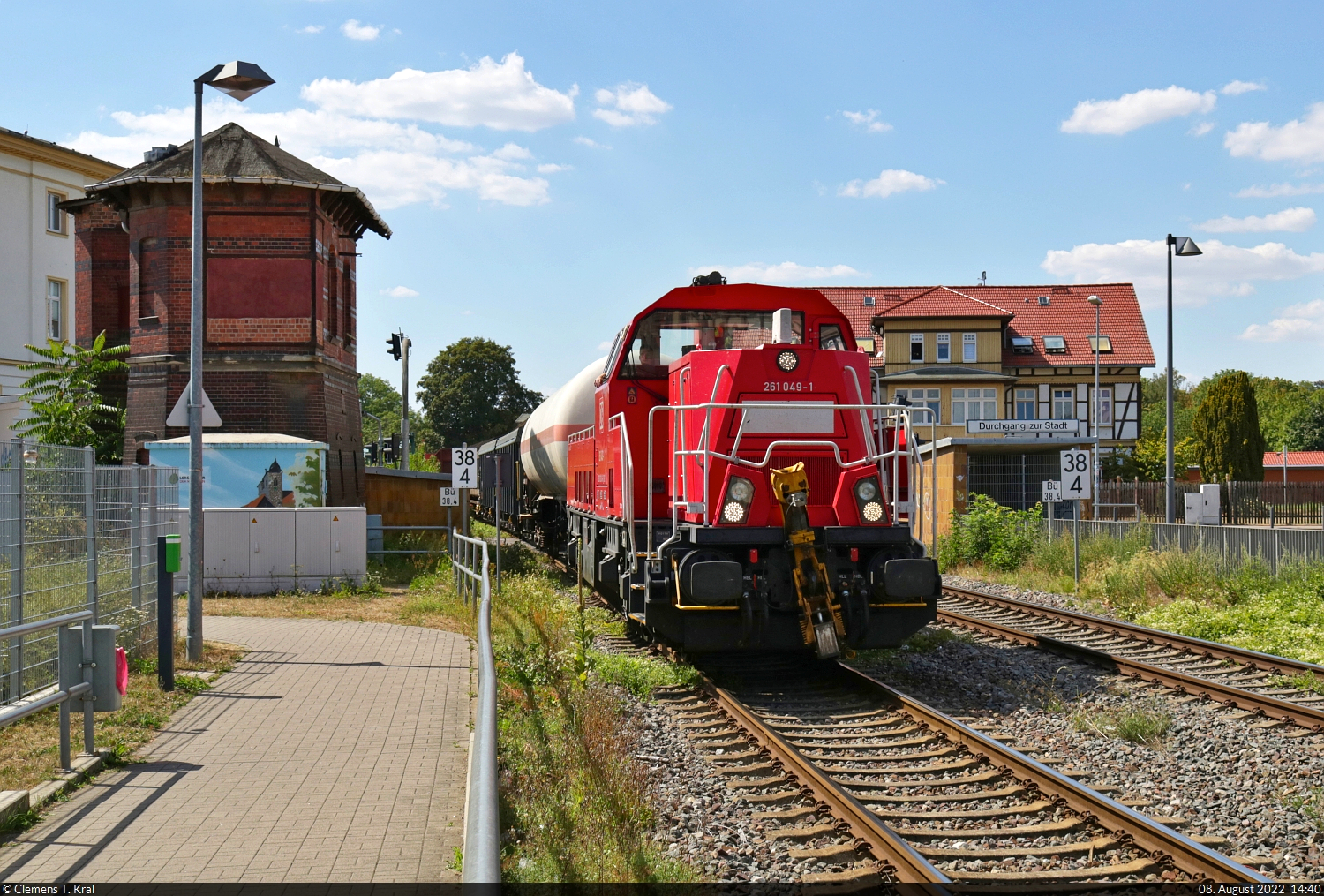 Nahgüterzug von Blankenburg Nord nach Magdeburg-Rothensee durchfährt mit 261 049-1 (Voith Gravita 10 BB) den Bahnhof Oschersleben(Bode) auf Gleis 2.
Gruß zurück an den Tf!

🧰 DB Cargo
🕓 8.8.2022 | 14:40 Uhr