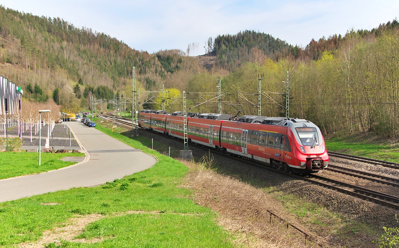 Nahverkehr auf Fernverkehrsrelationen!
442 308 ist als RE 42 von Nürnberg nach Leipzig unterwegs und erreicht gleich den ehemaligen DDR Grenzbahnhof Probstzella in Thüringen.
22.04.2023