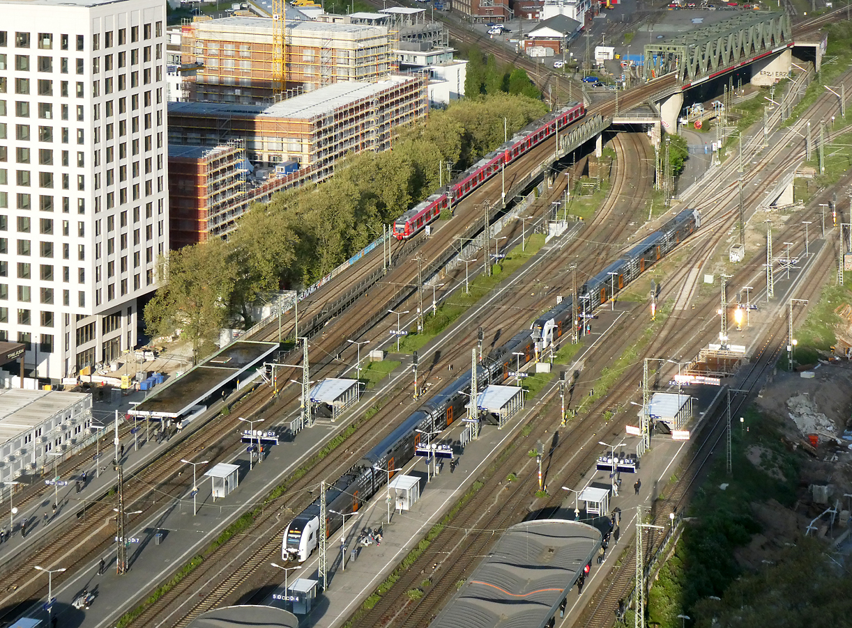 National-Express und DB Regio unterwegs beim Bahnhof Köln Messe/Deutz. Das Foto wurde von der Aussichtsplattform 'Triangle' aufgenommen. Köln, 18.4.2024