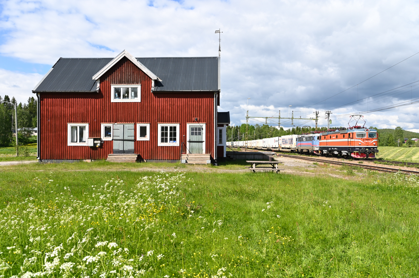 Neben dem CargoNet ARE ist auch der North Rail Express (NRE) von Narvik nach Oslo unterwegs. Er wird von  Green Cargo betrieben. Am 16.06.2022 folgt der NRE dem ARE bei Björnsjö nach Norden. Als wäre die CargoNet El16 an dem Tag noch nicht genug, ist am NRE ein weiterer Augenschmaus zu sehen. Statt grüner Re ist der NRE an diesem Tag mit zwei Rc4 bespannt. Rc4 Nr.1162 in der alten blauen Lackierung und an der Spitze zieht Rc4 Nr.1290 im historischen orangenen Farbkleid. 