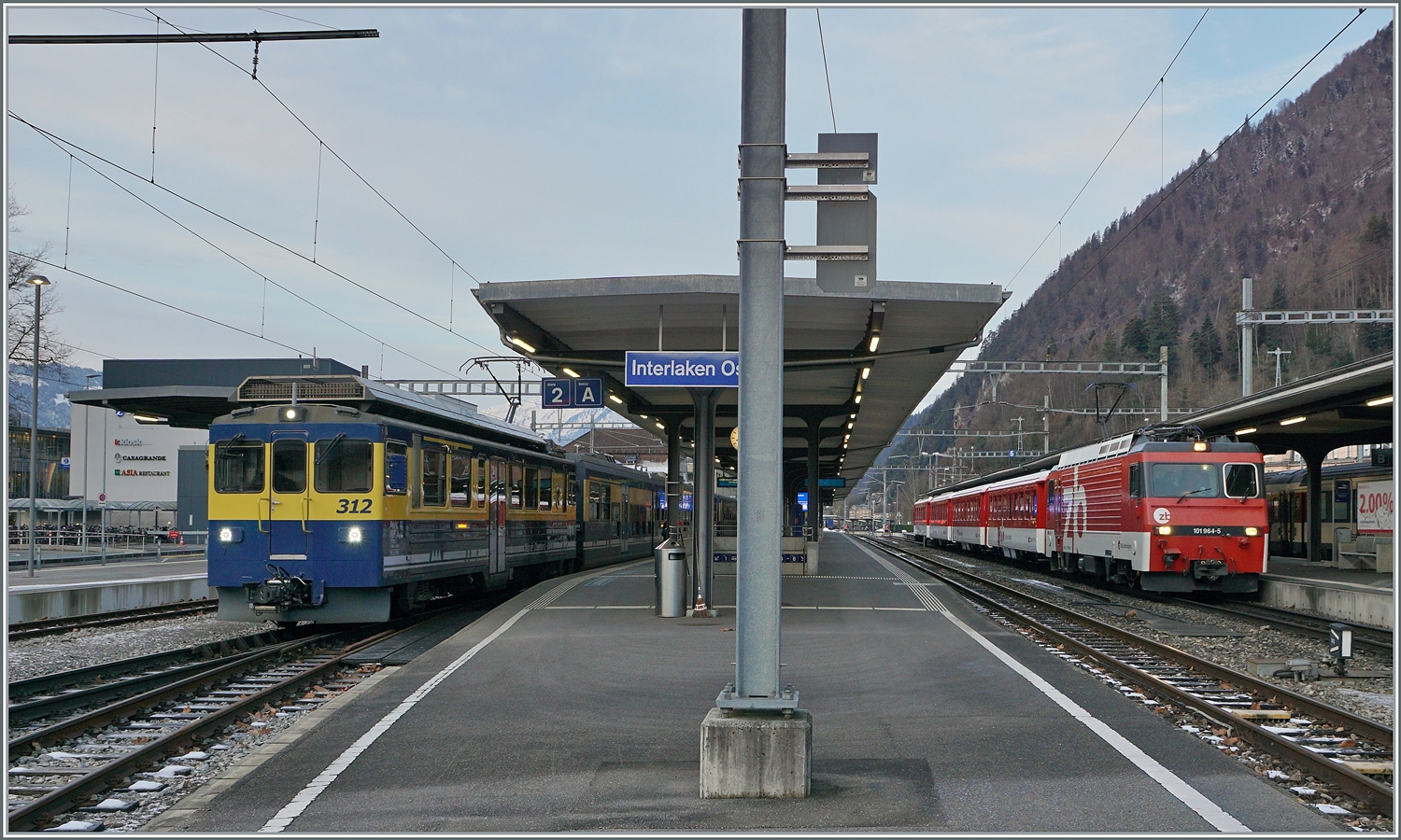 Neben der Zentralbahn HGe 4/4 II 101 964-5 mit ihrem Regionalzug nach Meiringen, ist auch der BOB ABe 4/4 II 312 schon nicht mehr allzu h�ufig, aber immerhin noch allt�glich zu sehen.  

16. Jan. 2024