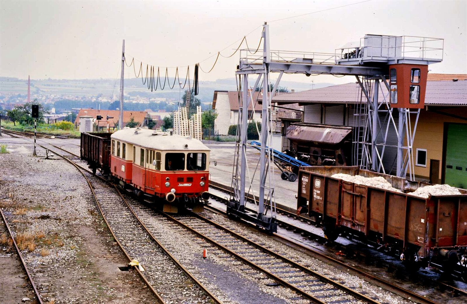 Nebenbahn Vaihingen/Enz-Enzweihingen (WEG): T 04 fährt als Schlepptriebwagen in den Bahnhof Vaihingen-Stadt ein, 06.09.1984