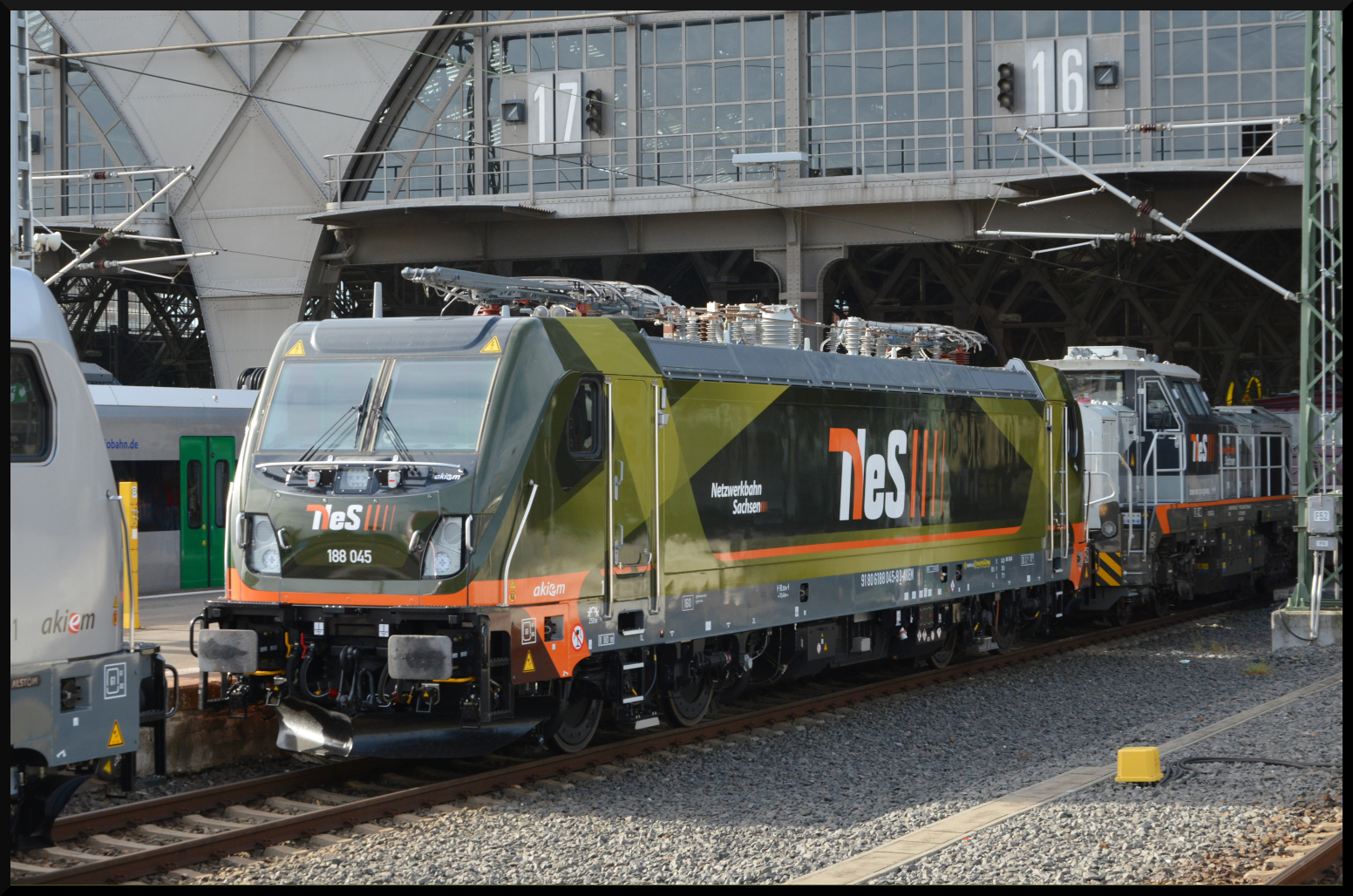 NeS 188 045  Lotta  (TRAXX3) & NeS 4185 121  Karlotta  (DE18) am Tag der Schiene (19.09.2026) auf Gleis 16 in Leipzig Hbf.