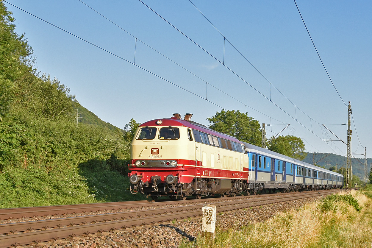 NeSA 218 105-5 mit SVG Fahrradexpress Abends in Kuchen auf dem Rückweg nach Stuttgart 24.07.2022
