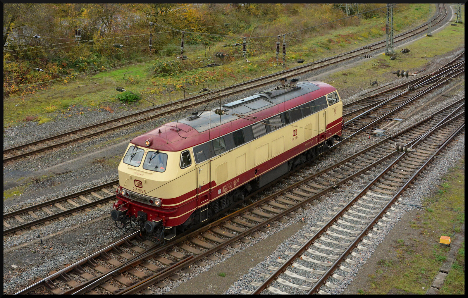 NeSA 218 105-5 schleicht am 19.11.2023 Lz durch den Rangierbahnhof Würzburg Zell gen Norden.