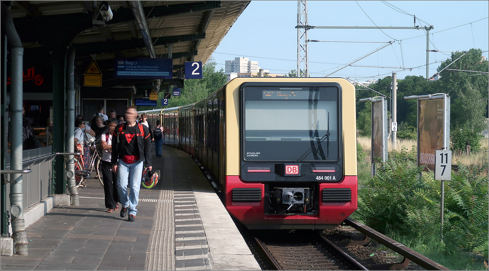 Neue Züge für die Berliner Ringbahn - 

Für das S-Bahnteilnetz Ringe werden neue Züge beschafft. Die zweiteilige Baureihe 483 sowie die vierteilige Baureihe 484. Hier setzt sich 484 001 auf der Linie S42 im Bahnhof Frankfurter Allee in Bewegung.

14.07.2023 (M)

