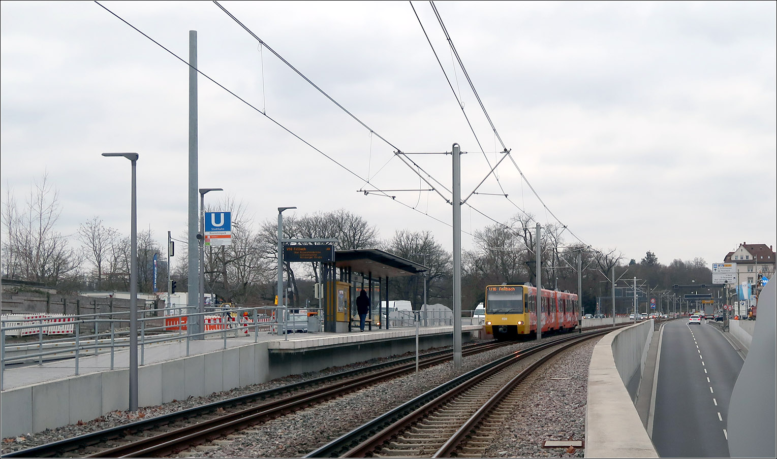 Neugebaut -

... wurde die Stadtbahnhaltestelle 'Rosensteinpark' der Stadtbahnlinien U13 und U16 in der Pragstraße aufgrund des Baus des Rosensteintunnels der Bundesstraße 10. In diesem Bereich befinden sich jetzt die oberen Portale des Straßentunnels, die Bahnsteige der Station wurden versetzt angeordnet.
Rechts im Bild die Ausfahrtsrampe des Tunnels.

Stuttgart, 28.02.2023 (M)