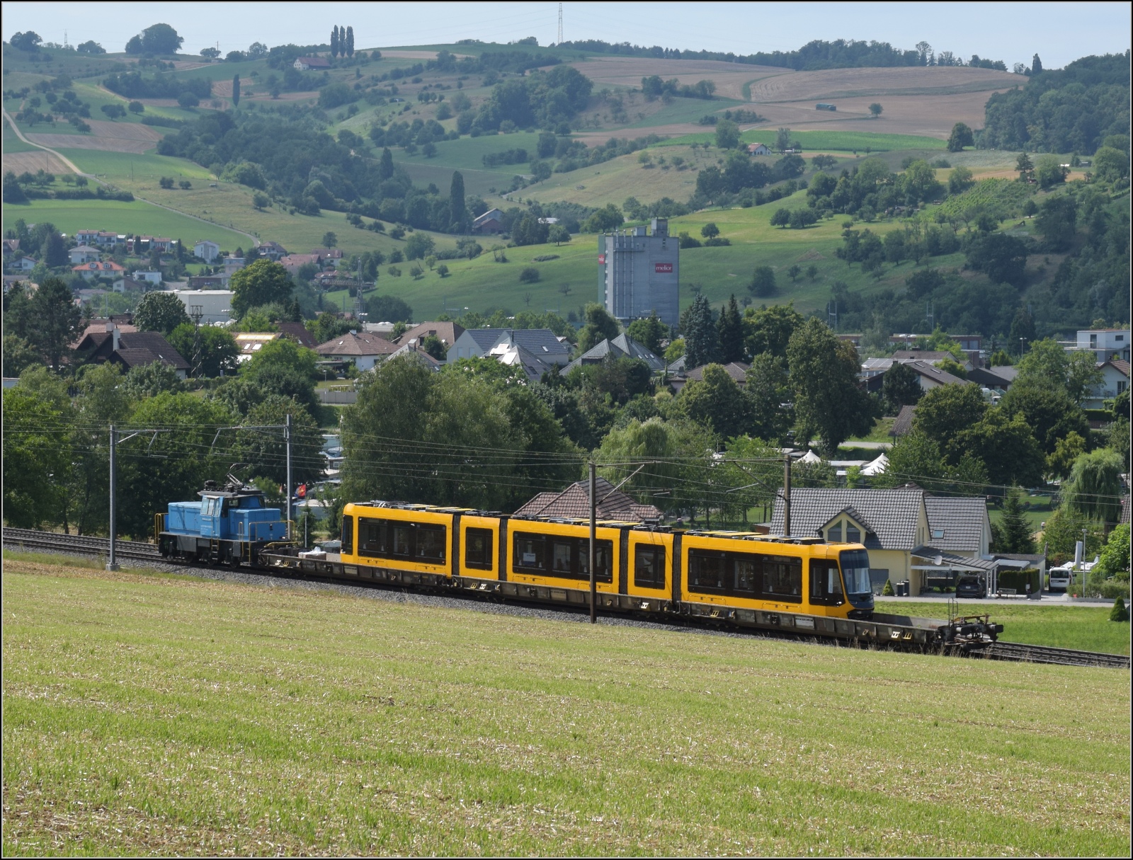 Neuheiten. 

Die Stadler-Werkslok Eem 936 131 liefert eine neue TINA-Strassenbahn nach Darmstadt aus. Letztes Jahr auf der Innotrans ausgestellt, jetzt auf dem Weg zum Kunden in Frick, Juli 2023. 