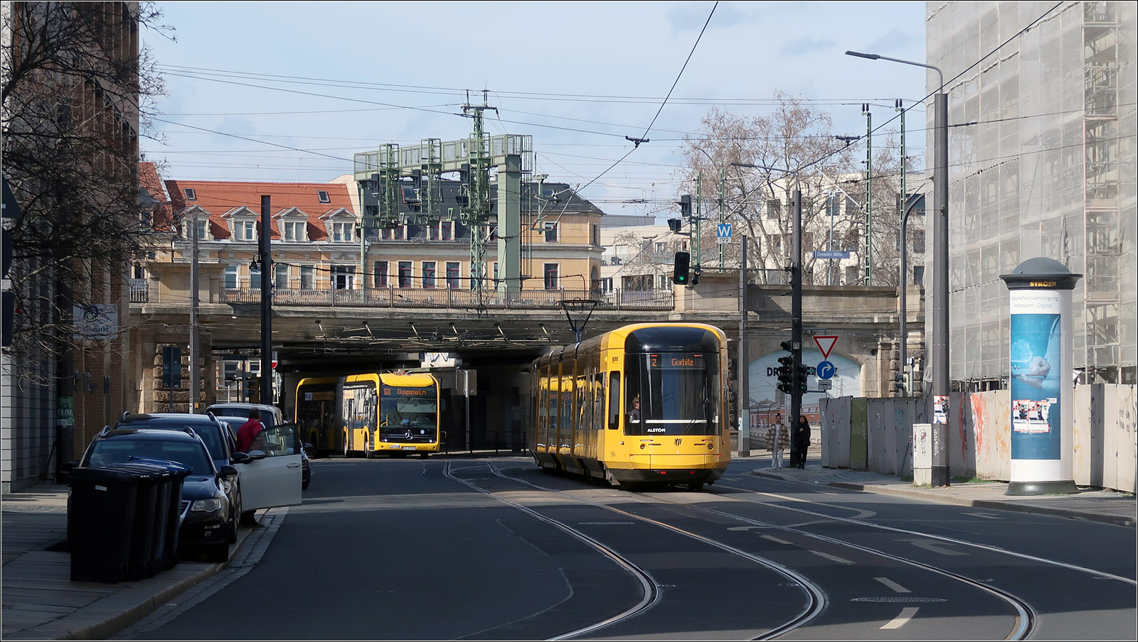 NGT DXDD Wagen 2906 - 

... wird gleich die DB-Trasse am Bahnhof Dresden Mitte unterqueren.

22.03.2023 (M)