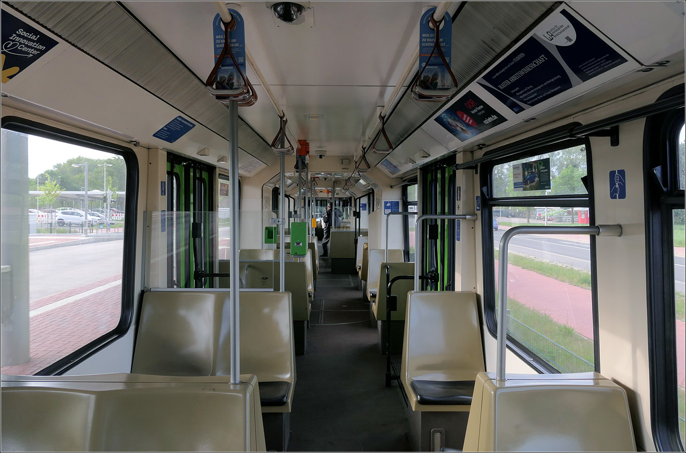 Nicht mehr lang im Einsatz - 

Blick in den Innenraum eines Stadtbahnwagens des Typs TW6000 in Hannover. 

03.05.2026 (M)