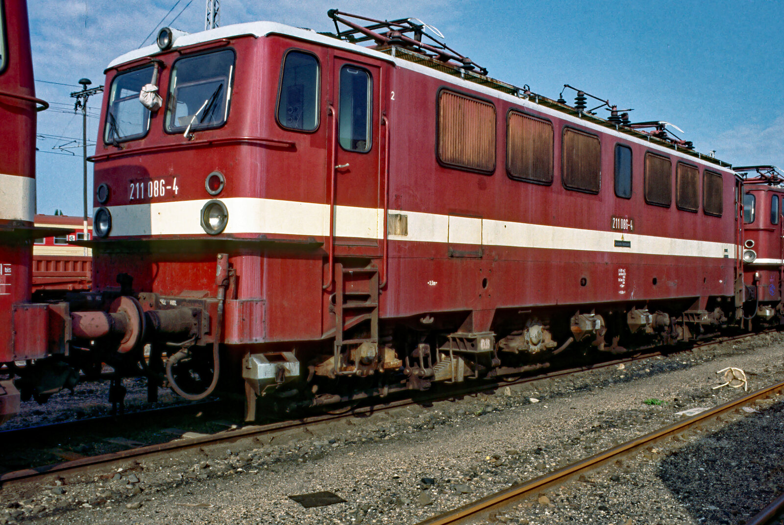 Nicht mehr umgezeichnet in die BR 109 wurde die DR 211 086, aufgenommen am 07.08.1994 im Bw. Berlin-Schöneweide