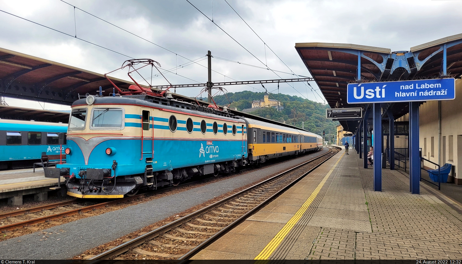 Nicht schlecht staunte ich über das Zugpferd, das meinen RegioJet nach Kolín (CZ) bringen sollte. Für mehrere Wochen fuhr auf dieser Strecke die E499.0052 (91 51 3 150 749-2 PL-ARR). Sie steht hier im Startbahnhof Ústí nad Labem hl.n. (CZ) auf Gleis 5.

🧰 RegioJet a.s. | ARRIVA vlaky s.r.o. (ARR)
🚝 R 1309 Ústí nad Labem hl.n. (CZ)–Kolín (CZ)
🕓 24.8.2022 | 12:32 Uhr