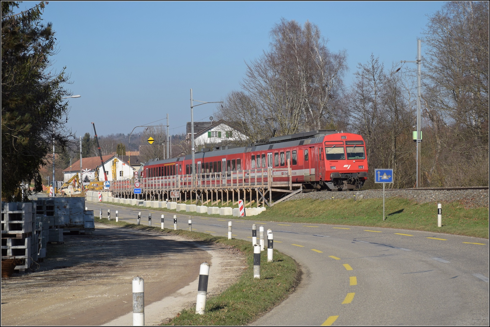 Noch ein bisschen Ajoie.

RABe 567 184 der CJ am provisorischen Bahnsteig in Bonfol. Februar 2023.