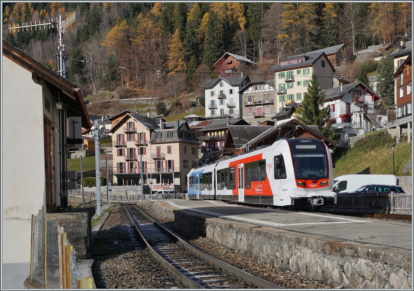 Noch einmal ein Bild des neuen SNCF TMR Z890 / Beh 4/8 (UIC 90 85 838 0892) bei seiner Probefahrt in Finhaut, diesmal aus einer etwas anderen Perspektive, welche die hohen Bahnstiege der M-C zeigt. Die Hhöhe der Bahnsteige wurde wohl gewählt, um die Reisenden davon abzuhalten, die Gleise zu überschreiten und dabei die Stromschien zu berühren. 

19. Nov. 2025