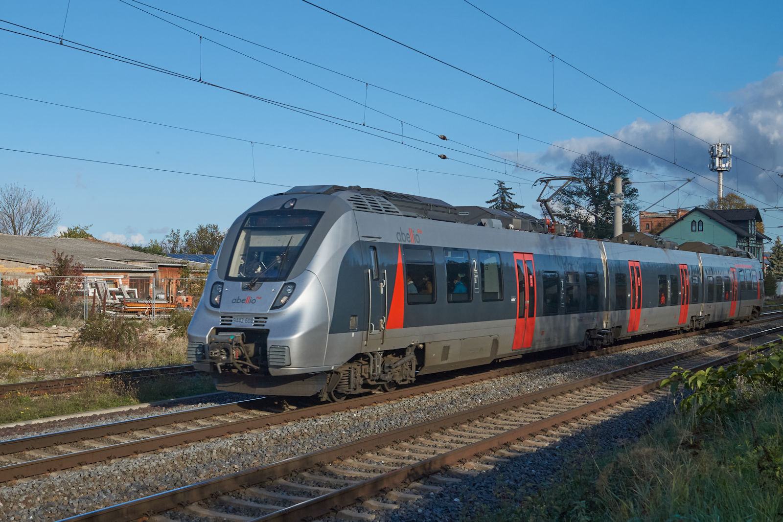 Noch fahren die Abellio-Züge auf dem RE 17. Am 05.11.2022 war 9442 608 auf dem Weg von Naumburg nach Erfurt und hat gerade Vieselbach durchfahren.