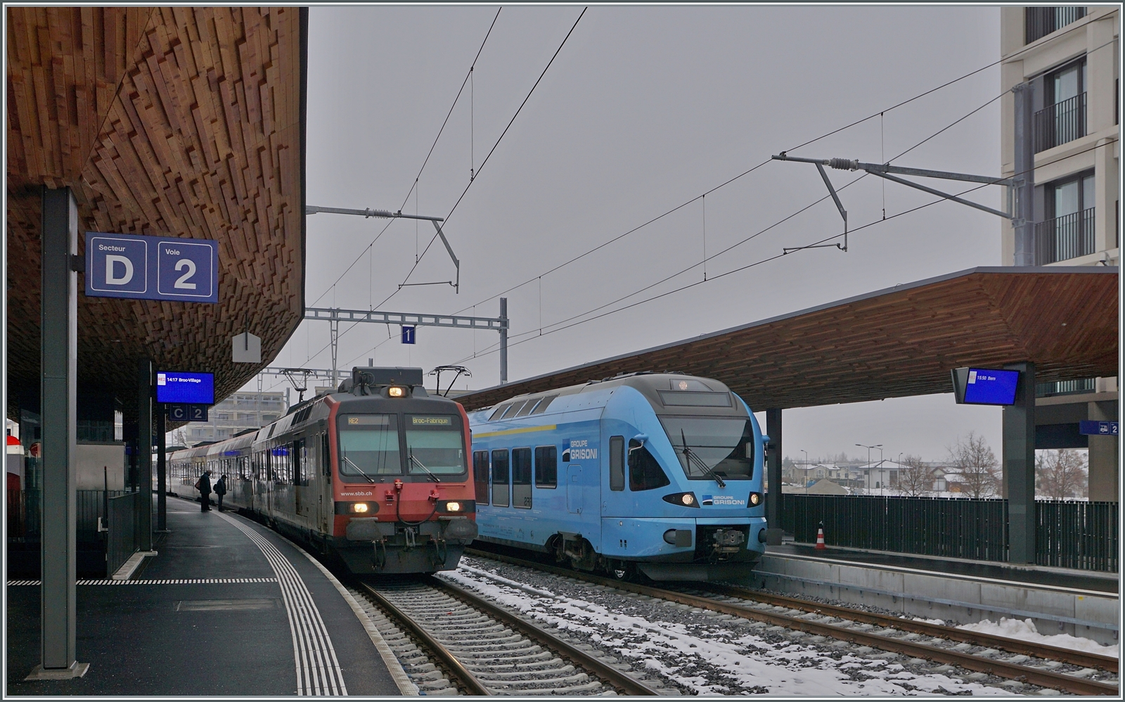 Noch scheint man sich nicht ganz einig zu sein wohin die Fahrt geht: nach Broc Village Anzeige auf dem Bahnsteig) oder Broc Fabrique (Zuganzeige); tatsächlich fährt der SBB RBDe 560 mit seinem Domino Zug bis Broc Village, die Arbeiten für die Umspurung des Abschnittes nach Broc Fabrique werden erst im August beendet werden.

15. Dezember 2022