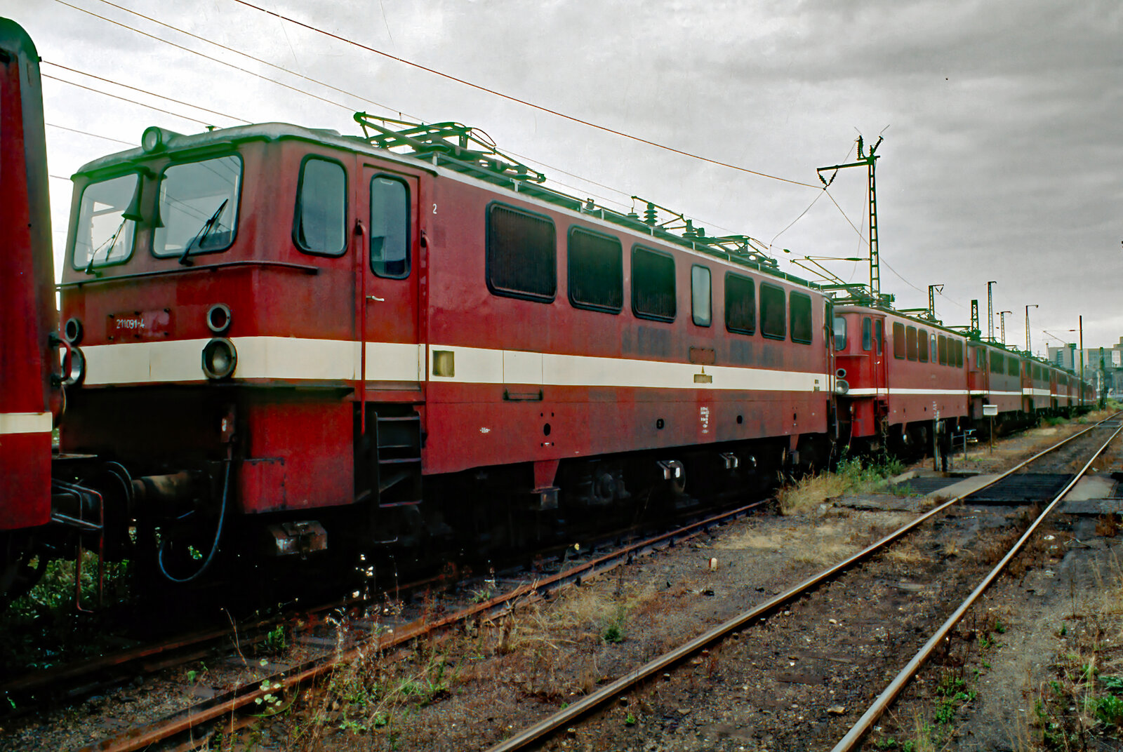 Noch vor ihrer Umzeichnung in die DB-BR 109 stand die DR 211 091 am 15.09-1992 im Bw. Halle P.