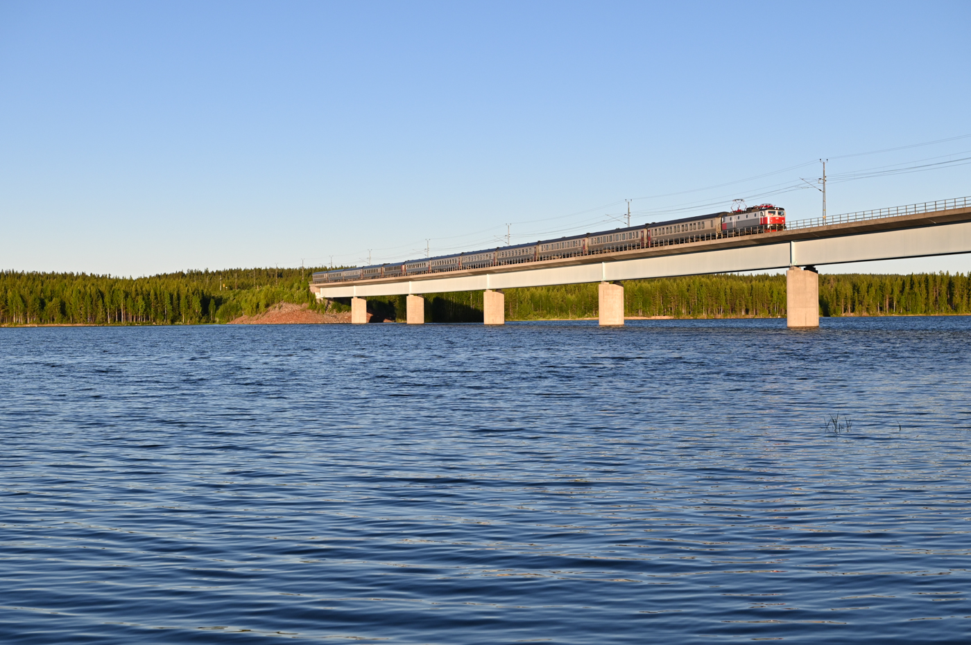 Nördlich von Vännas gibt es auf der Stambanan genom övre Norrland wieder Personenverkehr in Form von zwei täglichen Nachtzügen pro Richtung und drei täglichen Regionalzügen pro Richtung. Südlich von Jörn bei Rengård überquert die Bahn den Fluss Skellefteälven, der hier zur Stromgewinnung aufgestaut wurde. Am 22.06.2022 überquert der frühe der beiden Nachtzüge (Zug 94 von Stockholm nach Narvik und Luleå) um 4 Uhr die Brücke über den Stausee.