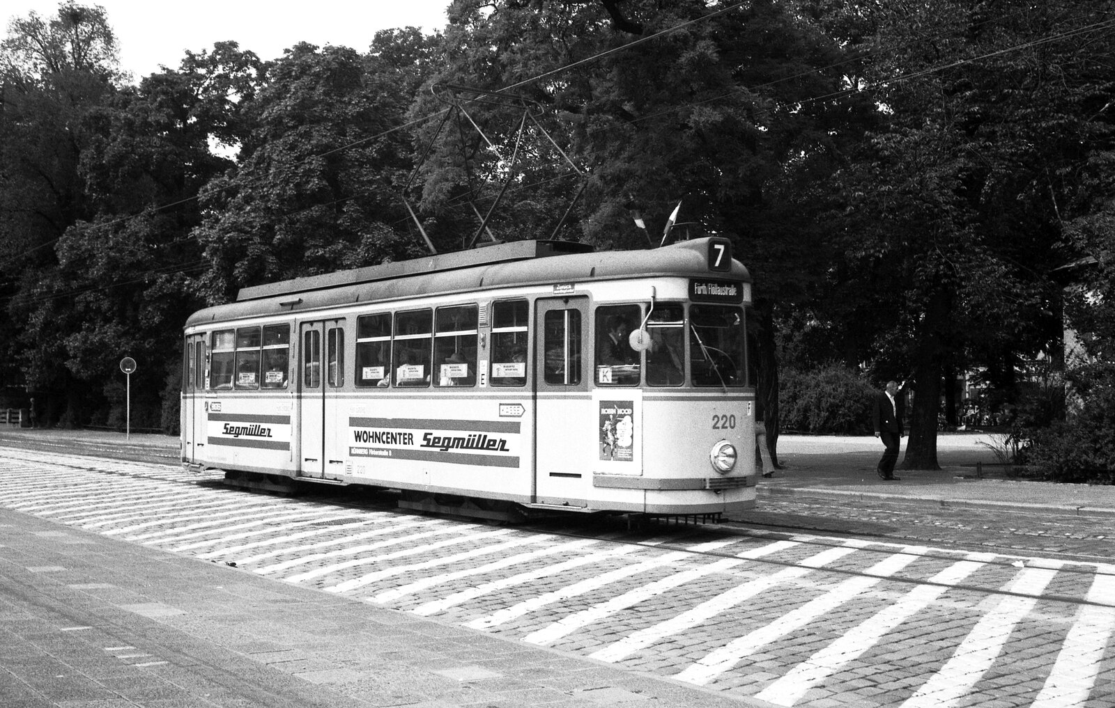 Nürnberg-Fürther Straßenbahn__Tw 220 [T4; MAN/Siemens 1958] auf der Fürther  Binnenlinie  7 zwischen Billinganlage und Flößaustraße fährt über die 'Fürther Freiheit'.__15-06-1976